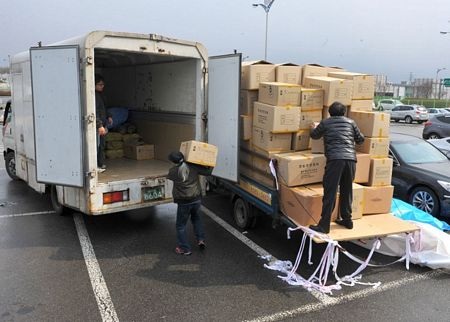 Xe cộ rồng rắn “cõng” hàng trở về từ Kaesong