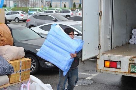 Xe cộ rồng rắn “cõng” hàng trở về từ Kaesong