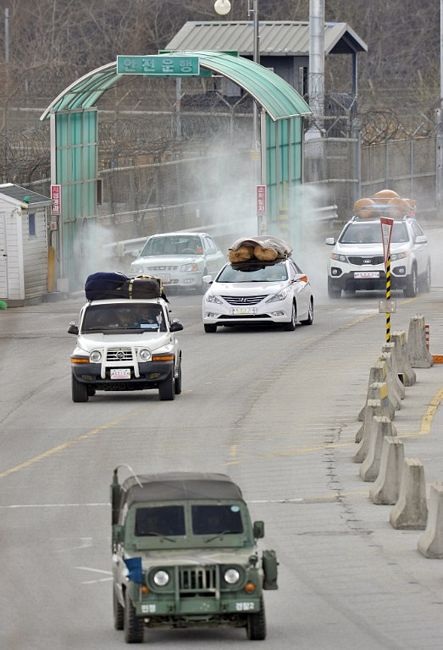 Xe cộ rồng rắn “cõng” hàng trở về từ Kaesong