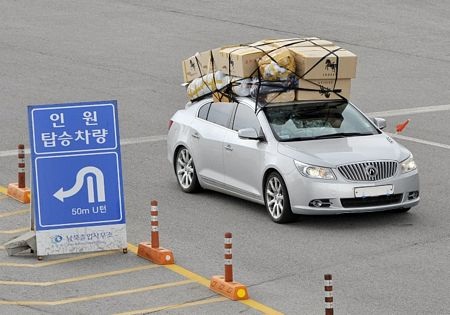 Xe cộ rồng rắn “cõng” hàng trở về từ Kaesong