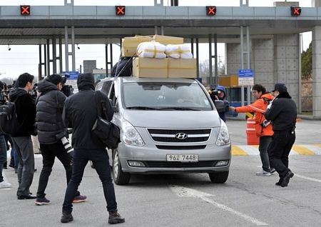 Xe cộ rồng rắn “cõng” hàng trở về từ Kaesong