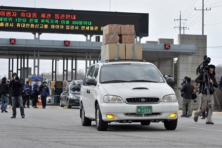 Xe cộ rồng rắn “cõng” hàng trở về từ Kaesong