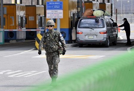 Xe cộ rồng rắn “cõng” hàng trở về từ Kaesong