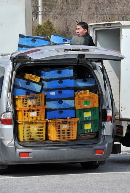 Xe cộ rồng rắn “cõng” hàng trở về từ Kaesong