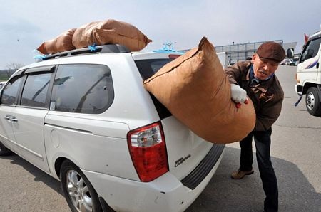 Xe cộ rồng rắn “cõng” hàng trở về từ Kaesong