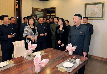 Triều Tiên nổi giận trước thông tin về quá khứ của đệ nhất phu nhân - 1 Vợ chồng ông Kim Jong-un và các quan chức thăm khu phức hợp dịch vụ Haedanghwa.