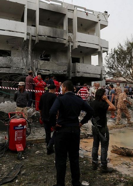 Đại sứ quán Pháp tại Libya bị đánh bom - 2 Mặt tiền đại sứ quán Pháp đã bị hư hại nặng.