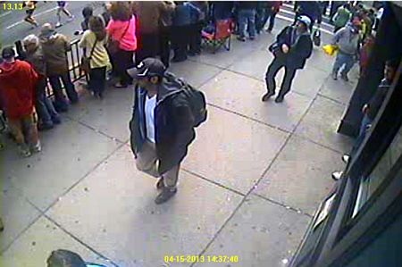 FBI công bố ảnh 2 nghi phạm vụ đánh bom tại Boston - 1 Hình ảnh người thanh niên được FBI gọi là Nghi phạm 1