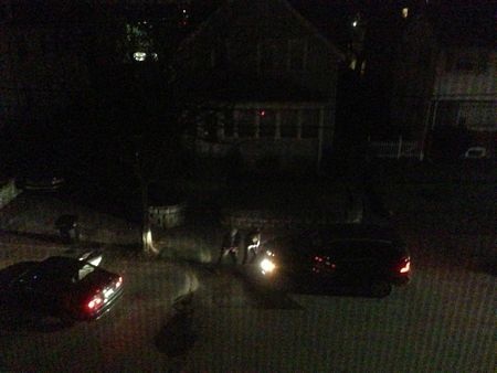 Tiết lộ ảnh nghi phạm đánh bom Boston đấu súng với cảnh sát - 3 Anh em nhà núp mình sau một chiếc ô tô.