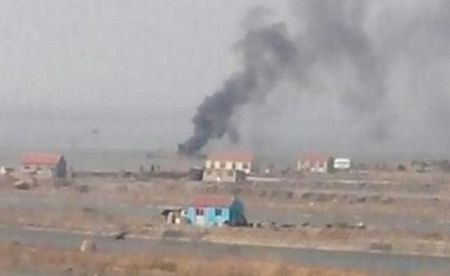 Khói bốc lên từ hiện trường vụ rơi máy bay.