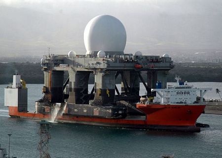 Mỹ triển khai khu trục hạm, đài radar "nghênh" tên lửa Triều Tiên - 3 Đài radar SBX-1 có kích thước đồ sộ trông giống một giàn khoan.