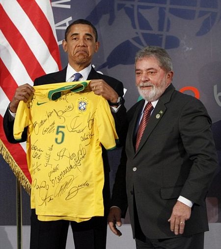 Tiết lộ “kho” quà tặng giá trị của Obama - 2 Ông Obama khoe một chiếc nhẫn được tặng hồi năm 2011.
