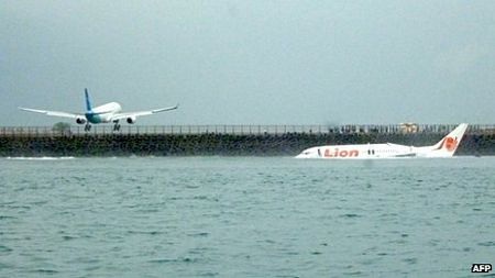 Máy bay chở 108 người trượt đường băng, lao xuống biển - 5 Đường băng tại sân bay Denpasar.