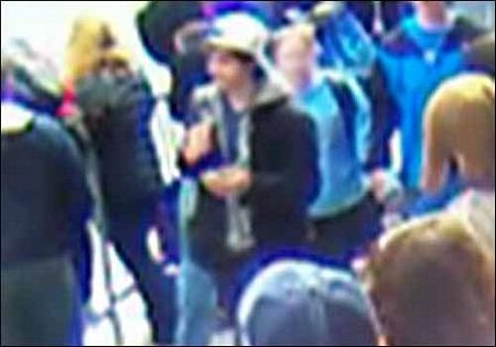 FBI công bố ảnh 2 nghi phạm vụ đánh bom tại Boston - 4 Nghi phạm 2 đội mũ lưỡi trai màu trắng.