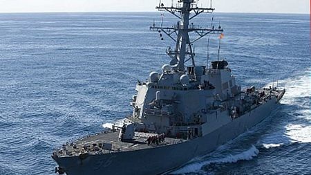 Mỹ điều chiến hạm thứ 2, Triều Tiên ngăn người Hàn Quốc vào Kaesong - 1 Tàu khu trục USS McCain của hải quân Mỹ được trang bị tên lửa dẫn đường.