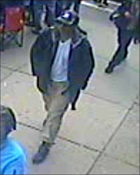 FBI công bố ảnh 2 nghi phạm vụ đánh bom tại Boston - 3 Nghi phạm 1 đội mũ lưỡi trai màu tối.