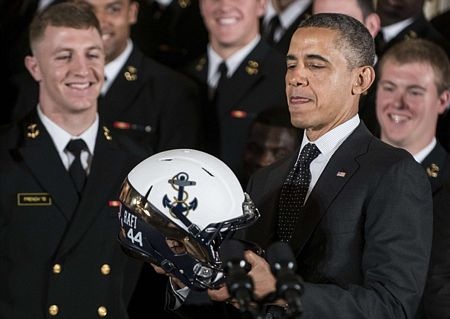 Tiết lộ “kho” quà tặng giá trị của Obama - 4 Nhà lãnh đạo Mỹ còn được tặng mũ bảo hiểm.