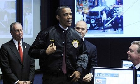 Tiết lộ “kho” quà tặng giá trị của Obama - 5 Nhà lãnh đạo Mỹ còn được tặng mũ bảo hiểm.