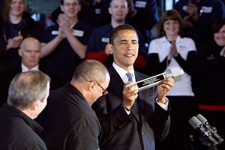 Tiết lộ “kho” quà tặng giá trị của Obama - 6 Nhà lãnh đạo Mỹ còn được tặng mũ bảo hiểm.