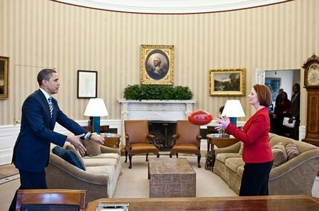 Tiết lộ “kho” quà tặng giá trị của Obama - 7 Thủ tướng Australia Julia Gillard tặng ông Obama một quả bóng chày hồi năm 2011.
