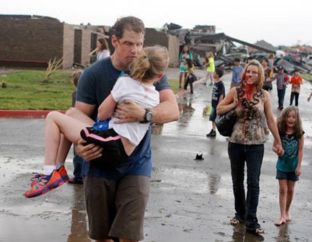 Giáo viên bế một học sinh bị thương từ trường tiểu học Briarwood tại Moore.