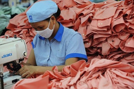 Một công nhân đang làm việc tại một nhà máy may mặc ở Hà Nội.