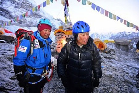 Ông Yuichiro Miura (phải) và con trai Gota trước khi chinh phục Everest từ Nepal.