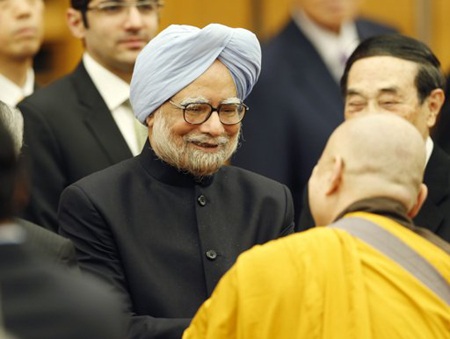 Báo Trung Quốc "ghen ăn tức ở" vì mối thân tình Nhật-Ấn - 1 Thủ tướng Ấn Độ Manmohan Singh tại Tokyo ngày 28/5.