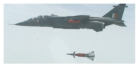 Ấn Độ từng 2 lần thử nghiệm thành công bom định vị Sudarshan hồi đầu năm.