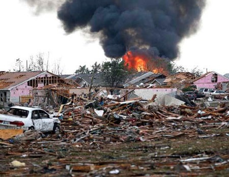 Một đám cháy xảy ra sau trận lốc xoáy.