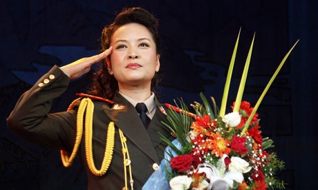 "Carla Bruni của phương Đông" và công cụ quyền lực mềm của Trung Quốc - 2 Bà Bành là ca sĩ mang quân hàm thiếu tướng trong quân đội Trung Quốc.
