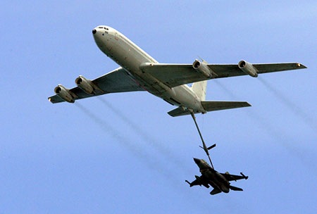 Máy bay tiếp liệu Mỹ phát nổ trên bầu trời Kyrgyzstan - 1 Máy bay tiếp liệu Mỹ phát nổ trên bầu trời Kyrgyzstan