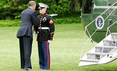 Obama '"đãng trí" quên chào binh sĩ Mỹ - 1 Ông Obama bắt tay với binh sĩ sau khi quên chào.