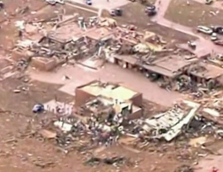 Cảnh tượng đổ nát tại một trường tiểu học ở Moore.