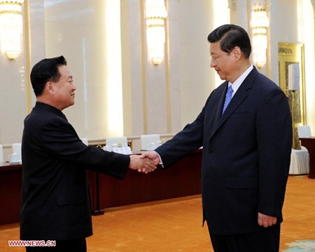 Kim Jong-un viết thư tay cho Tập Cận Bình - 1 Phó Nguyên soái Choe Ryong-hae bắt tay Chủ tịch Trung Quốc Tập Cận Bình tại Bắc Kinh.