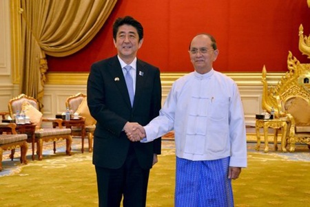 Nhật Bản công bố xóa khoản nợ khổng lồ cho Myanmar - 1 Thủ tướng Abe và Tổng thống Thein Sein trong cuộc hội đàm ngày 26/5.