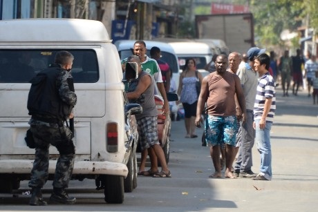 Brazil sốc nặng vì vụ hãm hiếp ngay trên xe buýt - 1 Các vụ trộm cắp thường xảy ra trên xe buýt ở Rio de Janeiro.