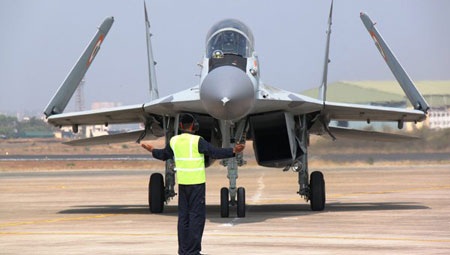 Hải quân Ấn Độ biên chế phi đội "báo đen" MiG-29K - 2 MiG-29K có cánh gập.