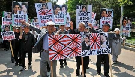 Một nhóm người Hàn Quốc biểu tình chống Nhật tại thủ đô Seoul.