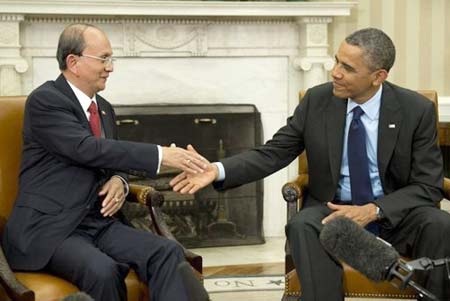Obama ca ngợi nỗ lực cải cách của Myanmar trong cuộc gặp lịch sử - 1 Tổng thống Myanmar Thein Sein và người đồng cấp Mỹ Barack Obama bắt tay tại Nhà Trắng ngày 20/5.