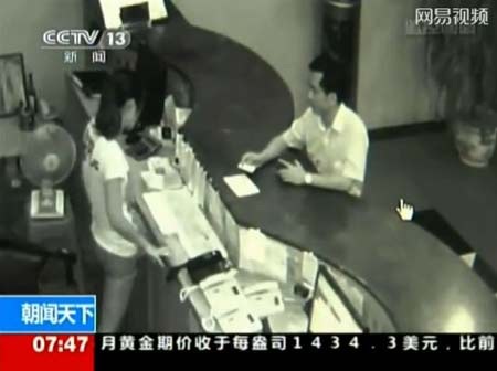 Ảnh do camera giám sát của khách sạn ghi lại cho thấy hiệu trưởng đang thuê phòng.