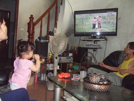 Cháu bé 2 tuổi đọc báo trôi chảy - 1 Bé Bích đang hát karaoke.