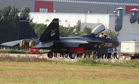 Máy bay chiến đấu tàng hình thế hệ thứ 5 J-31 của Trung Quốc.