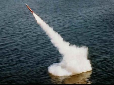 Tomahawk - "Sứ giả chiến tranh" kinh hoàng của Mỹ - 1 Phóng tên lửa Tomahawk từ dưới tàu ngầm.