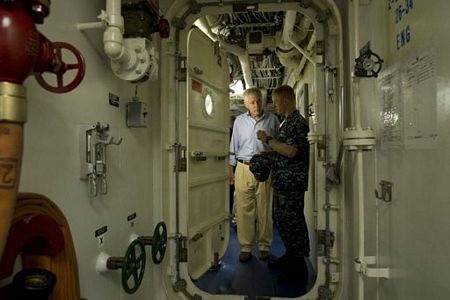 Ông Hagel thăm khu vực điều khiển trên tàu.