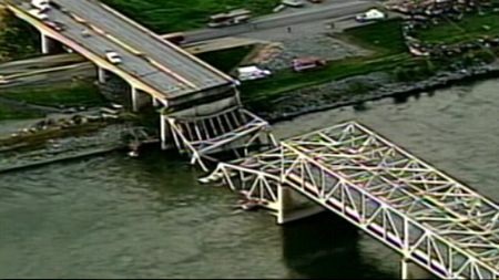 Sập cầu cao tốc nối Mỹ và Canada