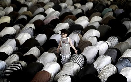 Những hình ảnh ấn tượng tuần qua - 1 Một cậu bé Iran đứng cạnh trong buổi lễ cầu nguyện vào thứ 6 hàng tuần tại Đại học Tehran ở Iran.