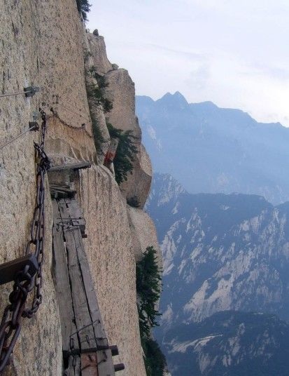 Thót tim cung đường chênh vênh trên vách đá - 1 Thót tim cung đường chênh vênh trên vách đá