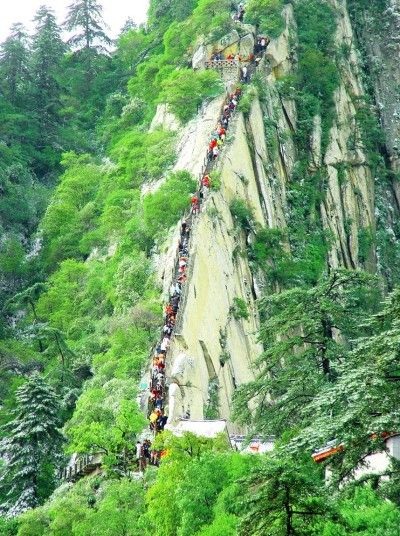 Thót tim cung đường chênh vênh trên vách đá - 11 Vách đá dựng đứng thu hút các bạn trẻ ưa thích mạo hiểm.