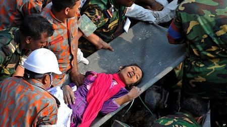 Những hình ảnh ấn tượng tuần qua - 3 Một cậu bé Iran đứng cạnh trong buổi lễ cầu nguyện vào thứ 6 hàng tuần tại Đại học Tehran ở Iran.